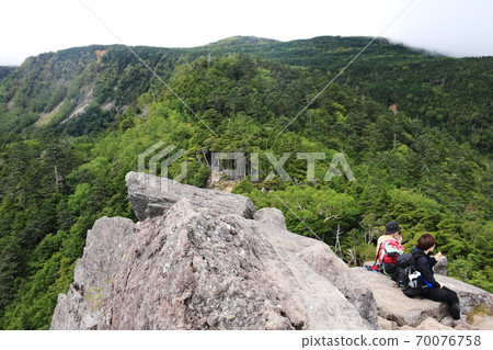 從秋初在北八岳的“ Nyu”峰頂看到中山的景色 70076758