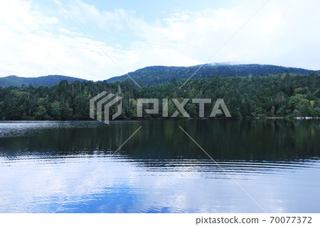 Northern Yatsugatake in early autumn, scenery with Shirakoma Pond, Nyuto Nakayama 70077372