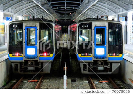 2000 series limited express railcars lined up at Takamatsu Station (JR Shikoku) 70078006