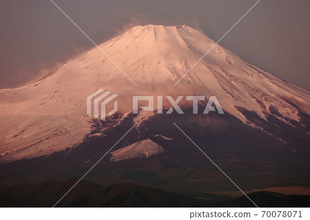 Fuji of the morning glow seen from Tanzawa · Tonodake Fuji of the morning glow seen from Tanzawa · Tonodake 70078071