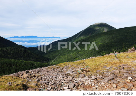 初秋時節，北照八岳的立雙峰山和中央阿爾卑斯山的雙子山景觀 70078309