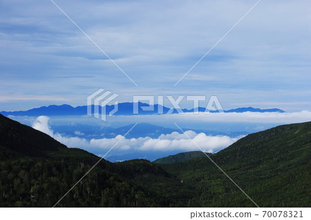 從雙子山在北八岳初秋的中央阿爾卑斯山的景色 70078321