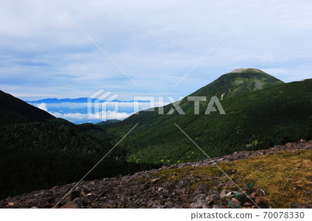 初秋時節，北照八岳的立雙峰山和中央阿爾卑斯山的雙子山景觀 70078330