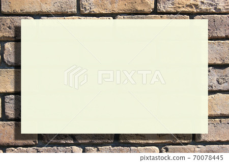 附在深色硬磚上的白板/磚背景 70078445