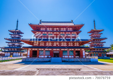 藥師寺的正殿、東塔、西塔 70078759