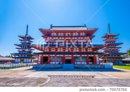 藥師寺的正殿、東塔、西塔 藥師寺的正殿、東塔、西塔 70078760