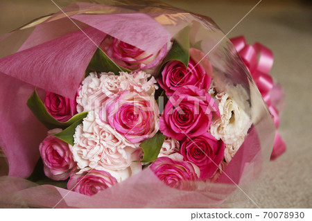 Bouquet of pink roses Overall photo 70078930
