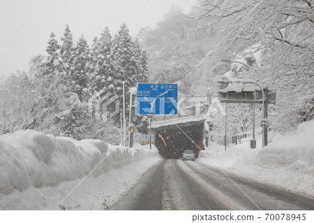 Heavy snowfall/Route 156 winter [Nanto City, Toyama Prefecture] 70078945