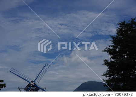 風車,山,樹,天空 風車,山,樹,天空 70079378