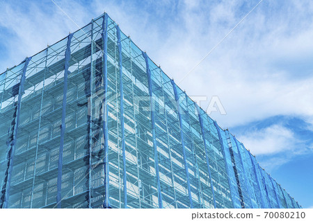 腳手架包圍的建築物的建築工地 腳手架包圍的建築物的建築工地 70080210