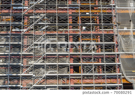腳手架包圍的建築物的建築工地 腳手架包圍的建築物的建築工地 70080291