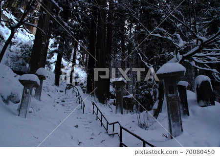 Tatesukusa Temple in winter Tatesukusa Temple in winter 70080450
