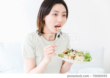 Young beautiful oriental young women at home daily Young beautiful oriental young women at home daily 70080495