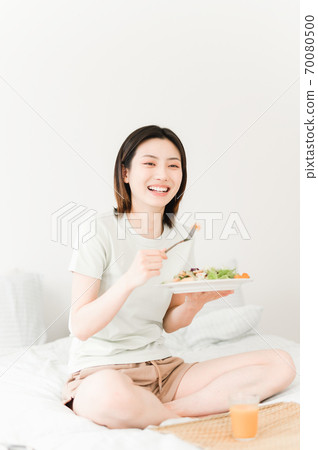 年輕漂亮的東方年輕女性居家生活日常 70080500