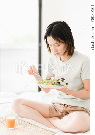 年輕漂亮的東方年輕女性居家生活日常 70080501