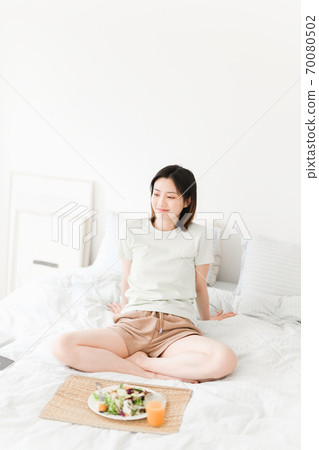 年輕漂亮的東方年輕女性居家生活日常 70080502