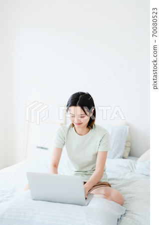 Young beautiful oriental young women at home daily Young beautiful oriental young women at home daily 70080523