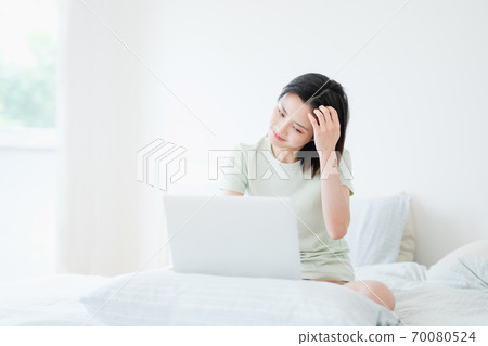 Young beautiful oriental young women at home daily Young beautiful oriental young women at home daily 70080524