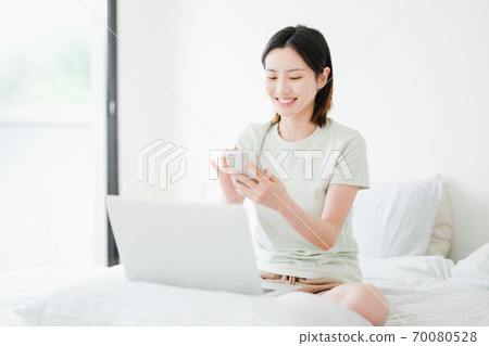 年輕漂亮的東方年輕女性居家生活日常 70080528