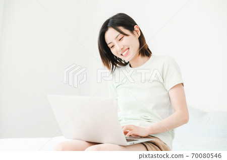 年輕漂亮的東方年輕女性居家生活日常 年輕漂亮的東方年輕女性居家生活日常 70080546