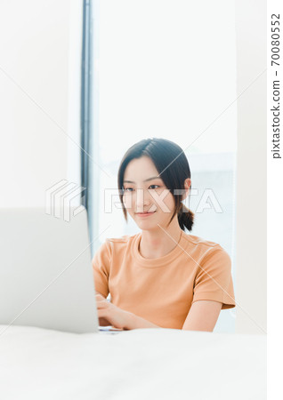 年輕漂亮的東方年輕女性居家生活日常 年輕漂亮的東方年輕女性居家生活日常 70080552