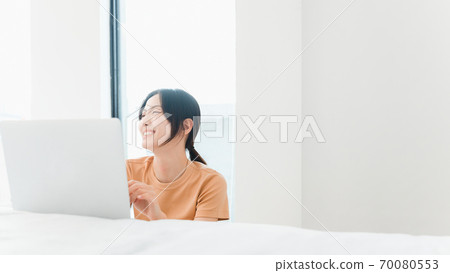 年輕漂亮的東方年輕女性居家生活日常 年輕漂亮的東方年輕女性居家生活日常 70080553