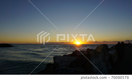 Setting sun 70080578