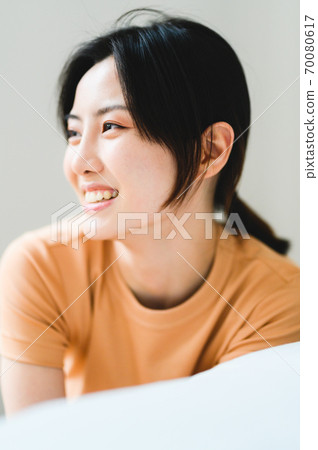 年輕漂亮的東方年輕女性居家生活日常 年輕漂亮的東方年輕女性居家生活日常 70080617