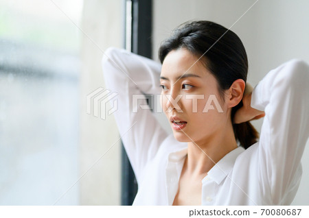 年輕漂亮的東方年輕女性居家生活日常 年輕漂亮的東方年輕女性居家生活日常 70080687