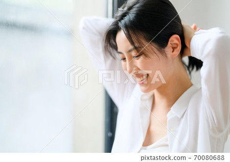 年輕漂亮的東方年輕女性居家生活日常 年輕漂亮的東方年輕女性居家生活日常 70080688