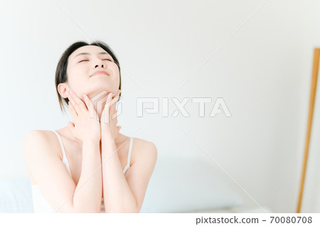 Young beautiful oriental young women at home daily Young beautiful oriental young women at home daily 70080708