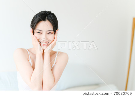 Young beautiful oriental young women at home daily 70080709