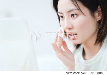 年輕漂亮的東方年輕女性居家生活日常 70080889