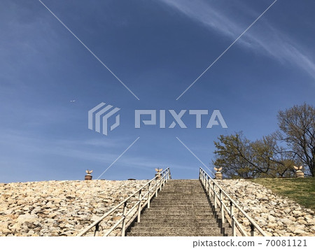 安排了前後墓地公園 安排了前後墓地公園 70081121