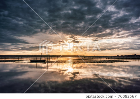 Morning glow of Mt. 70082567