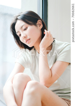 Young beautiful oriental young women at home daily Young beautiful oriental young women at home daily 70082661