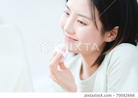 Young beautiful oriental young women at home daily Young beautiful oriental young women at home daily 70082666