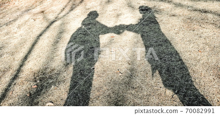 男性和女性的剪影 男性和女性的剪影 70082991