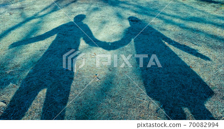 男性和女性的剪影 70082994