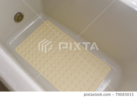 在浴缸中安裝防滑墊 70083015