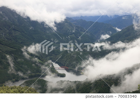 Lake Kanagusa and the plain bridge seen from the Midaba Kogen 70083340