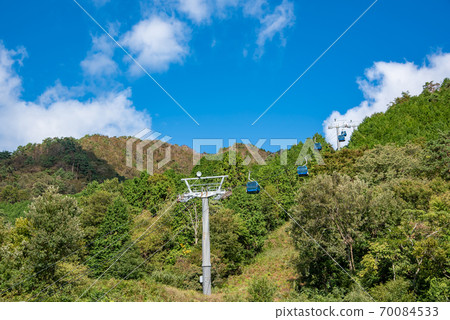 Blue gondola on the ropeway of Mt. Biwako Hakodate, Takashima City, Shiga Prefecture 70084533