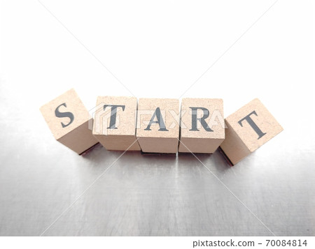 骰子字母2在明亮的光線下與START對齊 70084814