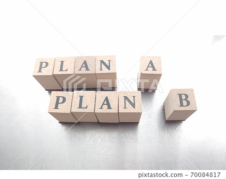 骰子字母在明亮的燈光下與PLAN對齊 70084817