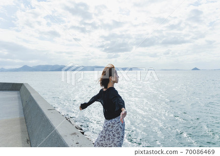 女人在島上旅行 70086469
