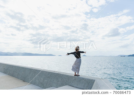 Woman traveling the island 70086473
