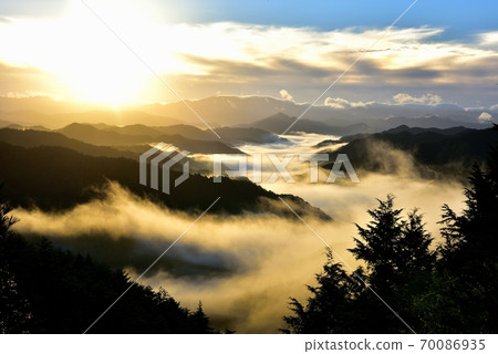 野坂川村的雲海 70086935