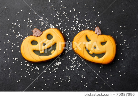 Halloween gingerbread ghosts on black background Halloween gingerbread ghosts on black background 70087096