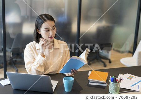 創建建議時看參考書的業務人 70087292