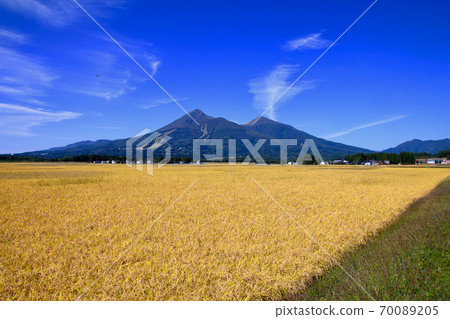 Inaho and Hiyama (Fukushima Prefecture, Inawashiro Town) Inaho and Hiyama (Fukushima Prefecture, Inawashiro Town) 70089205